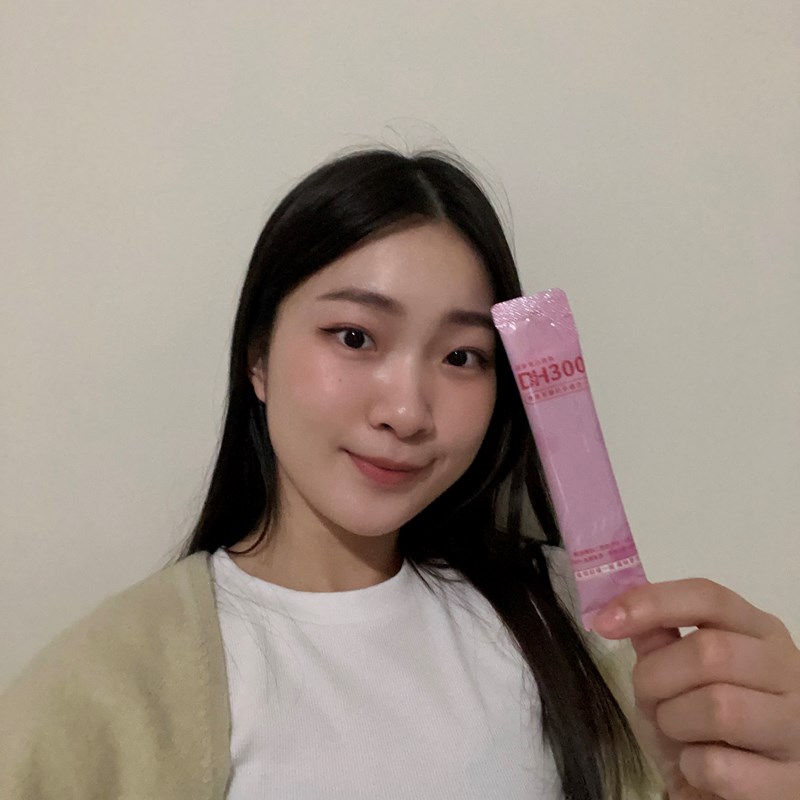 ✨DH300膠原蛋白胜肽-韓國獨家專利二胜肽✨100%魚類來源🐟膠原蛋白胜肽，PO˙OG含量高達50%❗️❗️✅透明公開膠原蛋白分子量300Da🤩✅日本Oricera®玄米神經醯胺，10%高濃度，每包12mg足量添加✅膠原合成關鍵▶️93%高濃度天然維生素C，告別化學合成，100%天然非基改✅穀胱甘肽益生菌-透亮光采，兼具抗氧化作用✅山竹果抽取物淡淡檸檬清新風味，告別膠原蛋白動物腥味！無香料、無色素，每包只有15.4卡，輕卡無負擔！青春美麗多感合一，綻放你的女神光～♥