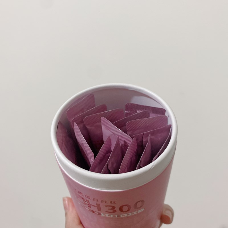 ✨DH300膠原蛋白胜肽-韓國獨家專利二胜肽✨100%魚類來源🐟膠原蛋白胜肽，PO˙OG含量高達50%❗️❗️✅透明公開膠原蛋白分子量300Da🤩✅日本Oricera®玄米神經醯胺，10%高濃度，每包12mg足量添加✅膠原合成關鍵▶️93%高濃度天然維生素C，告別化學合成，100%天然非基改✅穀胱甘肽益生菌-透亮光采，兼具抗氧化作用✅山竹果抽取物淡淡檸檬清新風味，告別膠原蛋白動物腥味！無香料、無色素，每包只有15.4卡，輕卡無負擔！青春美麗多感合一，綻放你的女神光～♥