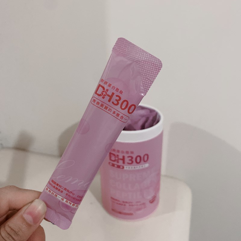 ✨DH300膠原蛋白胜肽-韓國獨家專利二胜肽✨100%魚類來源🐟膠原蛋白胜肽，PO˙OG含量高達50%❗️❗️✅透明公開膠原蛋白分子量300Da🤩✅日本Oricera®玄米神經醯胺，10%高濃度，每包12mg足量添加✅膠原合成關鍵▶️93%高濃度天然維生素C，告別化學合成，100%天然非基改✅穀胱甘肽益生菌-透亮光采，兼具抗氧化作用✅山竹果抽取物淡淡檸檬清新風味，告別膠原蛋白動物腥味！無香料、無色素，每包只有15.4卡，輕卡無負擔！青春美麗多感合一，綻放你的女神光～♥