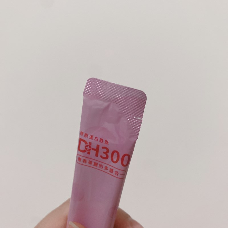 ✨DH300膠原蛋白胜肽-韓國獨家專利二胜肽✨100%魚類來源🐟膠原蛋白胜肽，PO˙OG含量高達50%❗️❗️✅透明公開膠原蛋白分子量300Da🤩✅日本Oricera®玄米神經醯胺，10%高濃度，每包12mg足量添加✅膠原合成關鍵▶️93%高濃度天然維生素C，告別化學合成，100%天然非基改✅穀胱甘肽益生菌-透亮光采，兼具抗氧化作用✅山竹果抽取物淡淡檸檬清新風味，告別膠原蛋白動物腥味！無香料、無色素，每包只有15.4卡，輕卡無負擔！青春美麗多感合一，綻放你的女神光～♥
