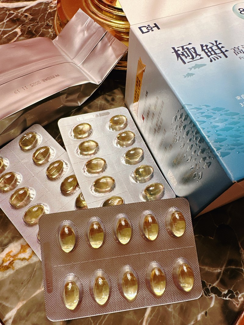 ✨極鮮高濃度魚油-來自挪威的頂級新鮮魚油🐟✨✅提供人體黃金比例 → EPA：DHA = 3：2，SGS檢驗 Omega-3 含量高達94%，業界最低氧化指標✅天然rTG型式，小分子好吸收✅榮獲4大永續認證 → 配額管理、不過度捕撈✅鋁片密封、獨立包裝，維持魚油新鮮度