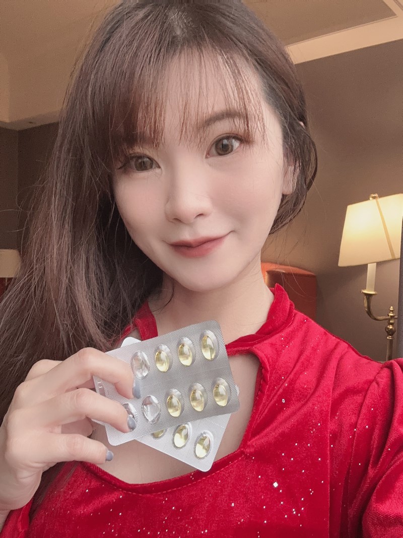 ✨極鮮高濃度魚油-來自挪威的頂級新鮮魚油🐟✨✅提供人體黃金比例 → EPA：DHA = 3：2，SGS檢驗 Omega-3 含量高達94%，業界最低氧化指標✅天然rTG型式，小分子好吸收✅榮獲4大永續認證 → 配額管理、不過度捕撈✅鋁片密封、獨立包裝，維持魚油新鮮度