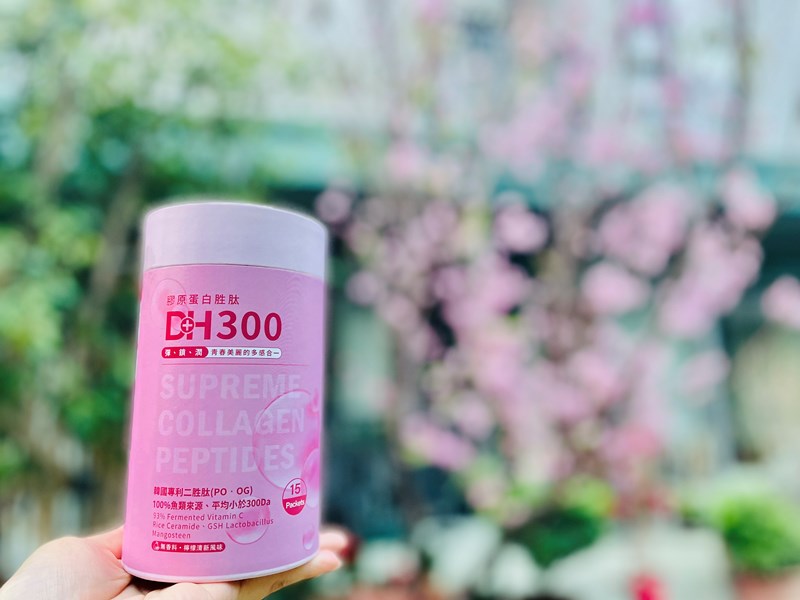✨DH300膠原蛋白胜肽-韓國獨家專利二胜肽✨100%魚類來源🐟膠原蛋白胜肽，PO˙OG含量高達50%❗️❗️✅透明公開膠原蛋白分子量300Da🤩✅日本Oricera®玄米神經醯胺，10%高濃度，每包12mg足量添加✅膠原合成關鍵▶️93%高濃度天然維生素C，告別化學合成，100%天然非基改✅穀胱甘肽益生菌-透亮光采，兼具抗氧化作用✅山竹果抽取物淡淡檸檬清新風味，告別膠原蛋白動物腥味！無香料、無色素，每包只有15.4卡，輕卡無負擔！青春美麗多感合一，綻放你的女神光～♥