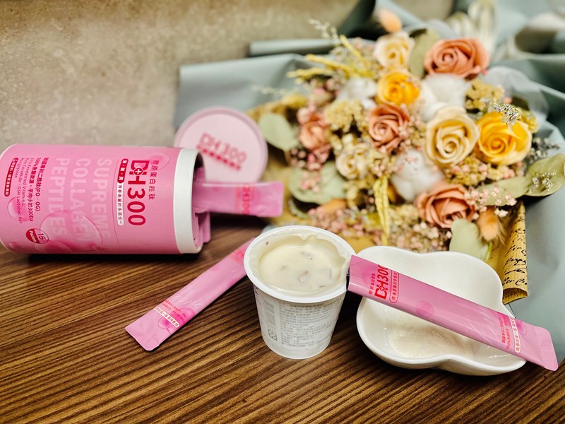 ✨DH300膠原蛋白胜肽-韓國獨家專利二胜肽✨100%魚類來源🐟膠原蛋白胜肽，PO˙OG含量高達50%❗️❗️✅透明公開膠原蛋白分子量300Da🤩✅日本Oricera®玄米神經醯胺，10%高濃度，每包12mg足量添加✅膠原合成關鍵▶️93%高濃度天然維生素C，告別化學合成，100%天然非基改✅穀胱甘肽益生菌-透亮光采，兼具抗氧化作用✅山竹果抽取物淡淡檸檬清新風味，告別膠原蛋白動物腥味！無香料、無色素，每包只有15.4卡，輕卡無負擔！青春美麗多感合一，綻放你的女神光～♥