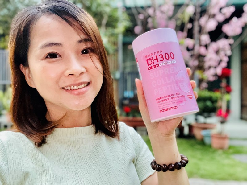 ✨DH300膠原蛋白胜肽-韓國獨家專利二胜肽✨100%魚類來源🐟膠原蛋白胜肽，PO˙OG含量高達50%❗️❗️✅透明公開膠原蛋白分子量300Da🤩✅日本Oricera®玄米神經醯胺，10%高濃度，每包12mg足量添加✅膠原合成關鍵▶️93%高濃度天然維生素C，告別化學合成，100%天然非基改✅穀胱甘肽益生菌-透亮光采，兼具抗氧化作用✅山竹果抽取物淡淡檸檬清新風味，告別膠原蛋白動物腥味！無香料、無色素，每包只有15.4卡，輕卡無負擔！青春美麗多感合一，綻放你的女神光～♥