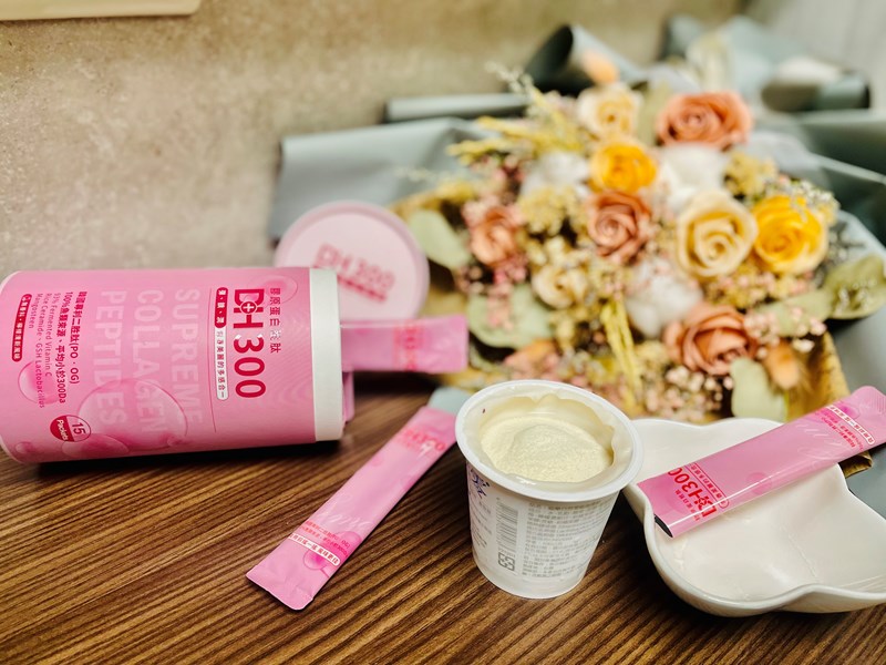 ✨DH300膠原蛋白胜肽-韓國獨家專利二胜肽✨100%魚類來源🐟膠原蛋白胜肽，PO˙OG含量高達50%❗️❗️✅透明公開膠原蛋白分子量300Da🤩✅日本Oricera®玄米神經醯胺，10%高濃度，每包12mg足量添加✅膠原合成關鍵▶️93%高濃度天然維生素C，告別化學合成，100%天然非基改✅穀胱甘肽益生菌-透亮光采，兼具抗氧化作用✅山竹果抽取物淡淡檸檬清新風味，告別膠原蛋白動物腥味！無香料、無色素，每包只有15.4卡，輕卡無負擔！青春美麗多感合一，綻放你的女神光～♥