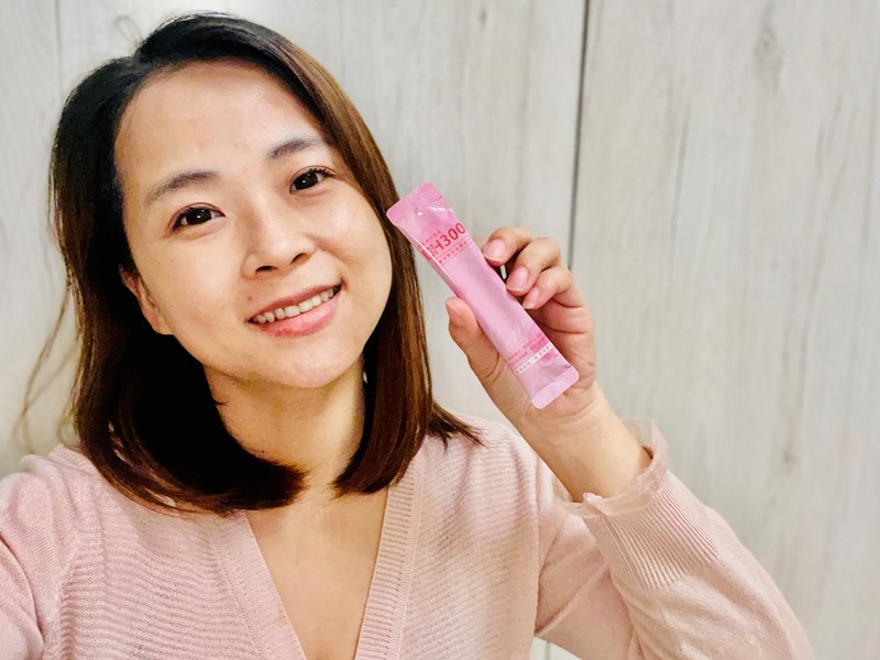 ✨DH300膠原蛋白胜肽-韓國獨家專利二胜肽✨100%魚類來源🐟膠原蛋白胜肽，PO˙OG含量高達50%❗️❗️✅透明公開膠原蛋白分子量300Da🤩✅日本Oricera®玄米神經醯胺，10%高濃度，每包12mg足量添加✅膠原合成關鍵▶️93%高濃度天然維生素C，告別化學合成，100%天然非基改✅穀胱甘肽益生菌-透亮光采，兼具抗氧化作用✅山竹果抽取物淡淡檸檬清新風味，告別膠原蛋白動物腥味！無香料、無色素，每包只有15.4卡，輕卡無負擔！青春美麗多感合一，綻放你的女神光～♥