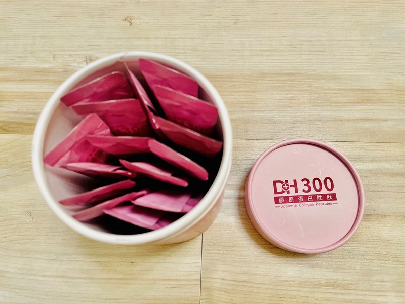 ✨DH300膠原蛋白胜肽-韓國獨家專利二胜肽✨100%魚類來源🐟膠原蛋白胜肽，PO˙OG含量高達50%❗️❗️✅透明公開膠原蛋白分子量300Da🤩✅日本Oricera®玄米神經醯胺，10%高濃度，每包12mg足量添加✅膠原合成關鍵▶️93%高濃度天然維生素C，告別化學合成，100%天然非基改✅穀胱甘肽益生菌-透亮光采，兼具抗氧化作用✅山竹果抽取物淡淡檸檬清新風味，告別膠原蛋白動物腥味！無香料、無色素，每包只有15.4卡，輕卡無負擔！青春美麗多感合一，綻放你的女神光～♥