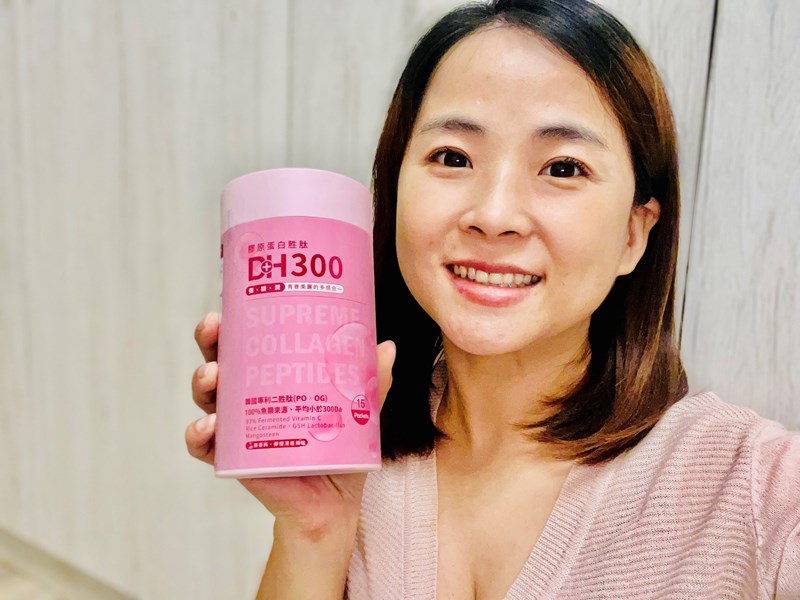 ✨DH300膠原蛋白胜肽-韓國獨家專利二胜肽✨100%魚類來源🐟膠原蛋白胜肽，PO˙OG含量高達50%❗️❗️✅透明公開膠原蛋白分子量300Da🤩✅日本Oricera®玄米神經醯胺，10%高濃度，每包12mg足量添加✅膠原合成關鍵▶️93%高濃度天然維生素C，告別化學合成，100%天然非基改✅穀胱甘肽益生菌-透亮光采，兼具抗氧化作用✅山竹果抽取物淡淡檸檬清新風味，告別膠原蛋白動物腥味！無香料、無色素，每包只有15.4卡，輕卡無負擔！青春美麗多感合一，綻放你的女神光～♥