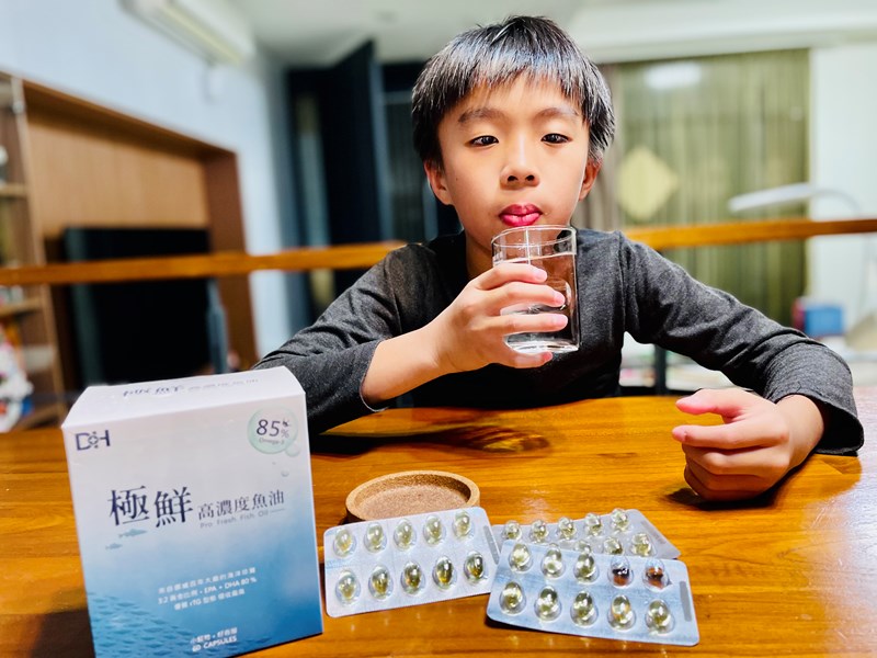 ✨極鮮高濃度魚油-來自挪威的頂級新鮮魚油🐟✨✅提供人體黃金比例 → EPA：DHA = 3：2，SGS檢驗 Omega-3 含量高達94%，業界最低氧化指標✅天然rTG型式，小分子好吸收✅榮獲4大永續認證 → 配額管理、不過度捕撈✅鋁片密封、獨立包裝，維持魚油新鮮度