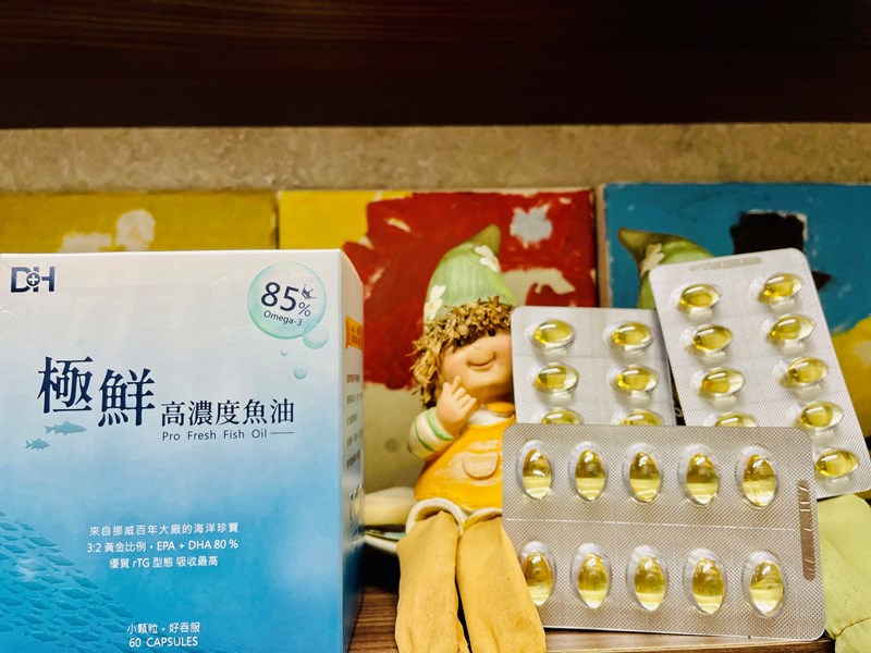 ✨極鮮高濃度魚油-來自挪威的頂級新鮮魚油🐟✨✅提供人體黃金比例 → EPA：DHA = 3：2，SGS檢驗 Omega-3 含量高達94%，業界最低氧化指標✅天然rTG型式，小分子好吸收✅榮獲4大永續認證 → 配額管理、不過度捕撈✅鋁片密封、獨立包裝，維持魚油新鮮度