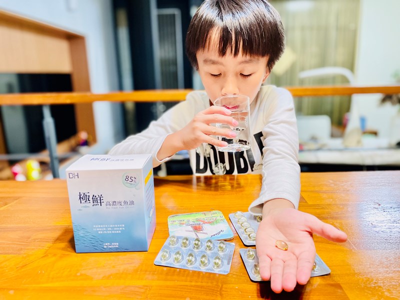 ✨極鮮高濃度魚油-來自挪威的頂級新鮮魚油🐟✨✅提供人體黃金比例 → EPA：DHA = 3：2，SGS檢驗 Omega-3 含量高達94%，業界最低氧化指標✅天然rTG型式，小分子好吸收✅榮獲4大永續認證 → 配額管理、不過度捕撈✅鋁片密封、獨立包裝，維持魚油新鮮度