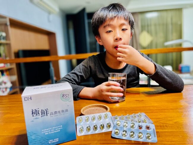 ✨極鮮高濃度魚油-來自挪威的頂級新鮮魚油🐟✨✅提供人體黃金比例 → EPA：DHA = 3：2，SGS檢驗 Omega-3 含量高達94%，業界最低氧化指標✅天然rTG型式，小分子好吸收✅榮獲4大永續認證 → 配額管理、不過度捕撈✅鋁片密封、獨立包裝，維持魚油新鮮度