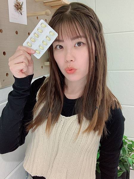 ✨極鮮高濃度魚油-來自挪威的頂級新鮮魚油🐟✨✅提供人體黃金比例 → EPA：DHA = 3：2，SGS檢驗 Omega-3 含量高達94%，業界最低氧化指標✅天然rTG型式，小分子好吸收✅榮獲4大永續認證 → 配額管理、不過度捕撈✅鋁片密封、獨立包裝，維持魚油新鮮度