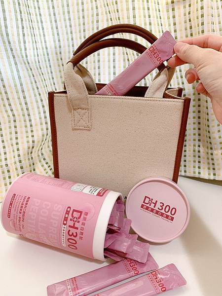 ✨DH300膠原蛋白胜肽-韓國獨家專利二胜肽✨100%魚類來源🐟膠原蛋白胜肽，PO˙OG含量高達50%❗️❗️✅透明公開膠原蛋白分子量300Da🤩✅日本Oricera®玄米神經醯胺，10%高濃度，每包12mg足量添加✅膠原合成關鍵▶️93%高濃度天然維生素C，告別化學合成，100%天然非基改✅穀胱甘肽益生菌-透亮光采，兼具抗氧化作用✅山竹果抽取物淡淡檸檬清新風味，告別膠原蛋白動物腥味！無香料、無色素，每包只有15.4卡，輕卡無負擔！青春美麗多感合一，綻放你的女神光～♥