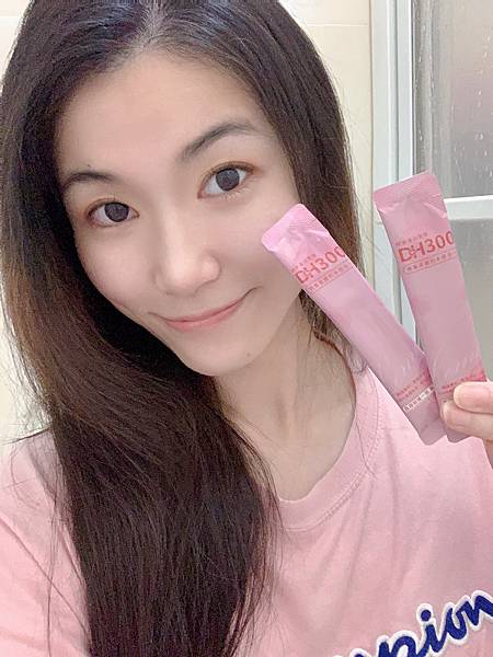 ✨DH300膠原蛋白胜肽-韓國獨家專利二胜肽✨100%魚類來源🐟膠原蛋白胜肽，PO˙OG含量高達50%❗️❗️✅透明公開膠原蛋白分子量300Da🤩✅日本Oricera®玄米神經醯胺，10%高濃度，每包12mg足量添加✅膠原合成關鍵▶️93%高濃度天然維生素C，告別化學合成，100%天然非基改✅穀胱甘肽益生菌-透亮光采，兼具抗氧化作用✅山竹果抽取物淡淡檸檬清新風味，告別膠原蛋白動物腥味！無香料、無色素，每包只有15.4卡，輕卡無負擔！青春美麗多感合一，綻放你的女神光～♥