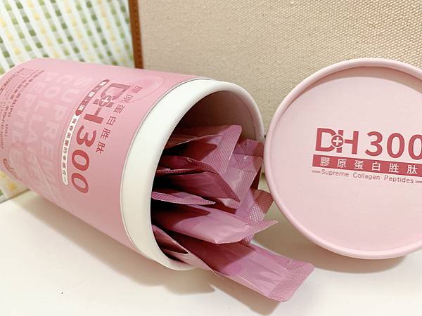 ✨DH300膠原蛋白胜肽-韓國獨家專利二胜肽✨100%魚類來源🐟膠原蛋白胜肽，PO˙OG含量高達50%❗️❗️✅透明公開膠原蛋白分子量300Da🤩✅日本Oricera®玄米神經醯胺，10%高濃度，每包12mg足量添加✅膠原合成關鍵▶️93%高濃度天然維生素C，告別化學合成，100%天然非基改✅穀胱甘肽益生菌-透亮光采，兼具抗氧化作用✅山竹果抽取物淡淡檸檬清新風味，告別膠原蛋白動物腥味！無香料、無色素，每包只有15.4卡，輕卡無負擔！青春美麗多感合一，綻放你的女神光～♥