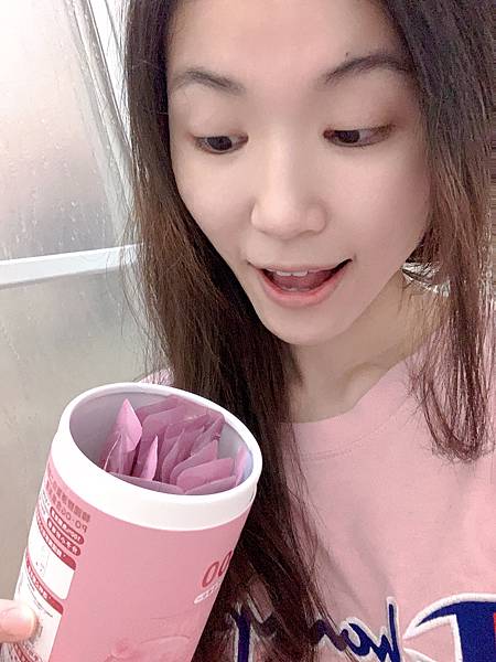 ✨DH300膠原蛋白胜肽-韓國獨家專利二胜肽✨100%魚類來源🐟膠原蛋白胜肽，PO˙OG含量高達50%❗️❗️✅透明公開膠原蛋白分子量300Da🤩✅日本Oricera®玄米神經醯胺，10%高濃度，每包12mg足量添加✅膠原合成關鍵▶️93%高濃度天然維生素C，告別化學合成，100%天然非基改✅穀胱甘肽益生菌-透亮光采，兼具抗氧化作用✅山竹果抽取物淡淡檸檬清新風味，告別膠原蛋白動物腥味！無香料、無色素，每包只有15.4卡，輕卡無負擔！青春美麗多感合一，綻放你的女神光～♥