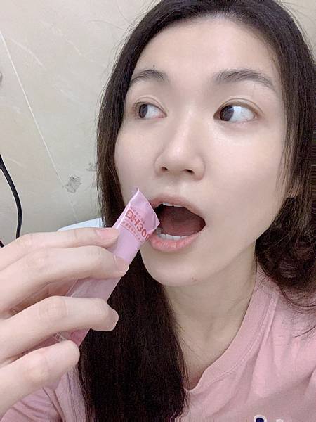 ✨DH300膠原蛋白胜肽-韓國獨家專利二胜肽✨100%魚類來源🐟膠原蛋白胜肽，PO˙OG含量高達50%❗️❗️✅透明公開膠原蛋白分子量300Da🤩✅日本Oricera®玄米神經醯胺，10%高濃度，每包12mg足量添加✅膠原合成關鍵▶️93%高濃度天然維生素C，告別化學合成，100%天然非基改✅穀胱甘肽益生菌-透亮光采，兼具抗氧化作用✅山竹果抽取物淡淡檸檬清新風味，告別膠原蛋白動物腥味！無香料、無色素，每包只有15.4卡，輕卡無負擔！青春美麗多感合一，綻放你的女神光～♥