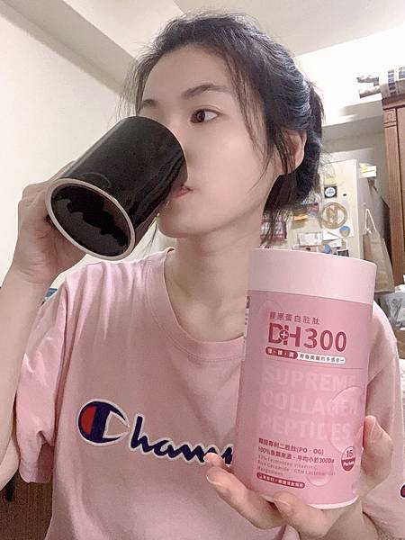 ✨DH300膠原蛋白胜肽-韓國獨家專利二胜肽✨100%魚類來源🐟膠原蛋白胜肽，PO˙OG含量高達50%❗️❗️✅透明公開膠原蛋白分子量300Da🤩✅日本Oricera®玄米神經醯胺，10%高濃度，每包12mg足量添加✅膠原合成關鍵▶️93%高濃度天然維生素C，告別化學合成，100%天然非基改✅穀胱甘肽益生菌-透亮光采，兼具抗氧化作用✅山竹果抽取物淡淡檸檬清新風味，告別膠原蛋白動物腥味！無香料、無色素，每包只有15.4卡，輕卡無負擔！青春美麗多感合一，綻放你的女神光～♥