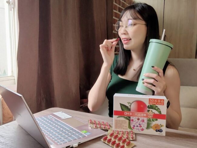 ✨第三代晶速晰-晶亮成分高補給✨長時間使用3C，讓你數位疲勞了嗎❓採用美國臨床葉黃素與玉米黃素黃金比例10:2 ，游離型雙專利好吸收，2粒達30mg : 6mg高補給劑量✅雨生紅球藻蝦紅素，業界高含量8mg❗️✅日本95%高純度透明質酸鈉💦✅雙重花青素-日本專利黑豆x歐洲專利藍莓✅專利素食微藻DHA✅維生素C +維生素E +鋅+硒酵母。全方位的晶亮水潤配方，適合全家大小，給您清晰透徹精彩生活❗️