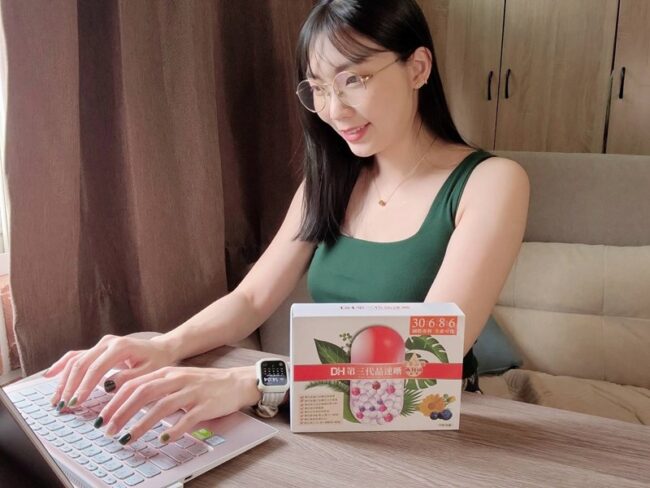 ✨第三代晶速晰-晶亮成分高補給✨長時間使用3C，讓你數位疲勞了嗎❓採用美國臨床葉黃素與玉米黃素黃金比例10:2 ，游離型雙專利好吸收，2粒達30mg : 6mg高補給劑量✅雨生紅球藻蝦紅素，業界高含量8mg❗️✅日本95%高純度透明質酸鈉💦✅雙重花青素-日本專利黑豆x歐洲專利藍莓✅專利素食微藻DHA✅維生素C +維生素E +鋅+硒酵母。全方位的晶亮水潤配方，適合全家大小，給您清晰透徹精彩生活❗️