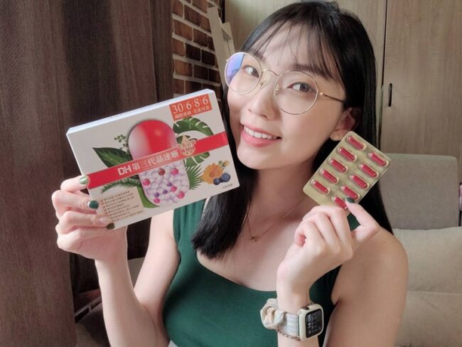 ✨第三代晶速晰-晶亮成分高補給✨長時間使用3C，讓你數位疲勞了嗎❓採用美國臨床葉黃素與玉米黃素黃金比例10:2 ，游離型雙專利好吸收，2粒達30mg : 6mg高補給劑量✅雨生紅球藻蝦紅素，業界高含量8mg❗️✅日本95%高純度透明質酸鈉💦✅雙重花青素-日本專利黑豆x歐洲專利藍莓✅專利素食微藻DHA✅維生素C +維生素E +鋅+硒酵母。全方位的晶亮水潤配方，適合全家大小，給您清晰透徹精彩生活❗️