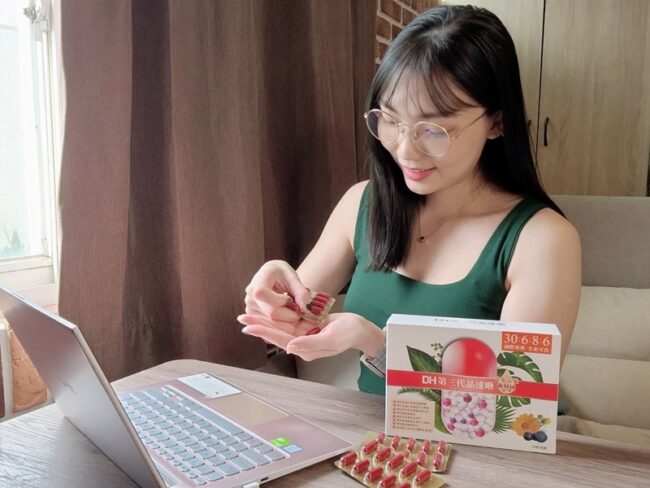 ✨第三代晶速晰-晶亮成分高補給✨長時間使用3C，讓你數位疲勞了嗎❓採用美國臨床葉黃素與玉米黃素黃金比例10:2 ，游離型雙專利好吸收，2粒達30mg : 6mg高補給劑量✅雨生紅球藻蝦紅素，業界高含量8mg❗️✅日本95%高純度透明質酸鈉💦✅雙重花青素-日本專利黑豆x歐洲專利藍莓✅專利素食微藻DHA✅維生素C +維生素E +鋅+硒酵母。全方位的晶亮水潤配方，適合全家大小，給您清晰透徹精彩生活❗️