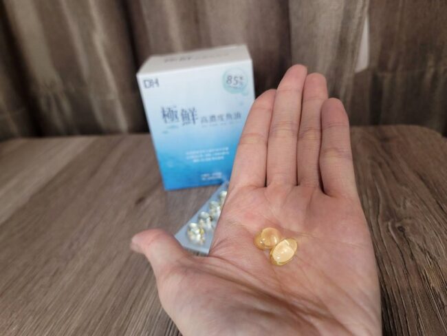 ✨極鮮高濃度魚油-來自挪威的頂級新鮮魚油🐟✨✅提供人體黃金比例 → EPA：DHA = 3：2，SGS檢驗 Omega-3 含量高達94%，業界最低氧化指標✅天然rTG型式，小分子好吸收✅榮獲4大永續認證 → 配額管理、不過度捕撈✅鋁片密封、獨立包裝，維持魚油新鮮度