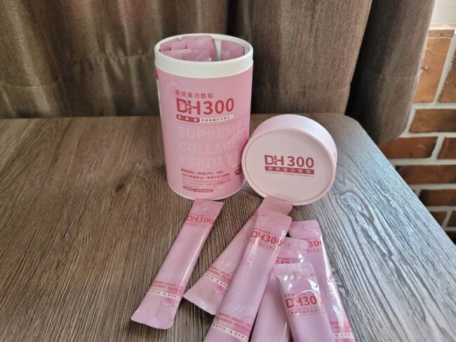 ✨DH300膠原蛋白胜肽-韓國獨家專利二胜肽✨100%魚類來源🐟膠原蛋白胜肽,PO˙OG含量高達50%❗️❗️✅透明公開膠原蛋白分子量300Da🤩✅日本Oricera®玄米神經醯胺,10%高濃度,每包12mg足量添加✅膠原合成關鍵▶️93%高濃度天然維生素C,告別化學合成,100%天然非基改✅穀胱甘肽益生菌-透亮光采,兼具抗氧化作用✅山竹果抽取物淡淡檸檬清新風味,告別膠原蛋白動物腥味!無香料、無色素,每包只有15.4卡,輕卡無負擔!青春美麗多感合一,綻放你的女神光~♥