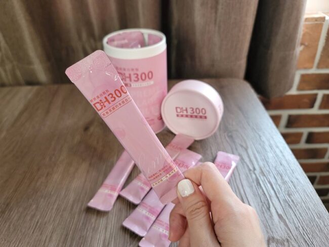 ✨DH300膠原蛋白胜肽-韓國獨家專利二胜肽✨100%魚類來源🐟膠原蛋白胜肽,PO˙OG含量高達50%❗️❗️✅透明公開膠原蛋白分子量300Da🤩✅日本Oricera®玄米神經醯胺,10%高濃度,每包12mg足量添加✅膠原合成關鍵▶️93%高濃度天然維生素C,告別化學合成,100%天然非基改✅穀胱甘肽益生菌-透亮光采,兼具抗氧化作用✅山竹果抽取物淡淡檸檬清新風味,告別膠原蛋白動物腥味!無香料、無色素,每包只有15.4卡,輕卡無負擔!青春美麗多感合一,綻放你的女神光~♥