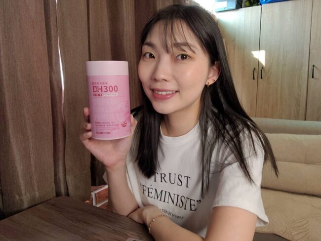 ✨DH300膠原蛋白胜肽-韓國獨家專利二胜肽✨100%魚類來源🐟膠原蛋白胜肽,PO˙OG含量高達50%❗️❗️✅透明公開膠原蛋白分子量300Da🤩✅日本Oricera®玄米神經醯胺,10%高濃度,每包12mg足量添加✅膠原合成關鍵▶️93%高濃度天然維生素C,告別化學合成,100%天然非基改✅穀胱甘肽益生菌-透亮光采,兼具抗氧化作用✅山竹果抽取物淡淡檸檬清新風味,告別膠原蛋白動物腥味!無香料、無色素,每包只有15.4卡,輕卡無負擔!青春美麗多感合一,綻放你的女神光~♥