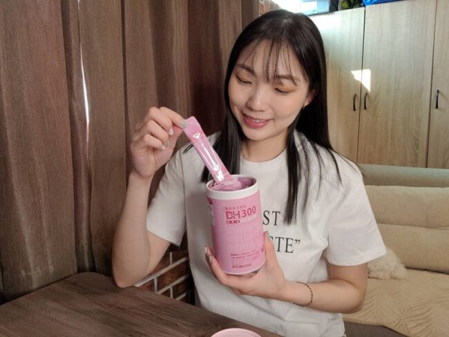 ✨DH300膠原蛋白胜肽-韓國獨家專利二胜肽✨100%魚類來源🐟膠原蛋白胜肽,PO˙OG含量高達50%❗️❗️✅透明公開膠原蛋白分子量300Da🤩✅日本Oricera®玄米神經醯胺,10%高濃度,每包12mg足量添加✅膠原合成關鍵▶️93%高濃度天然維生素C,告別化學合成,100%天然非基改✅穀胱甘肽益生菌-透亮光采,兼具抗氧化作用✅山竹果抽取物淡淡檸檬清新風味,告別膠原蛋白動物腥味!無香料、無色素,每包只有15.4卡,輕卡無負擔!青春美麗多感合一,綻放你的女神光~♥