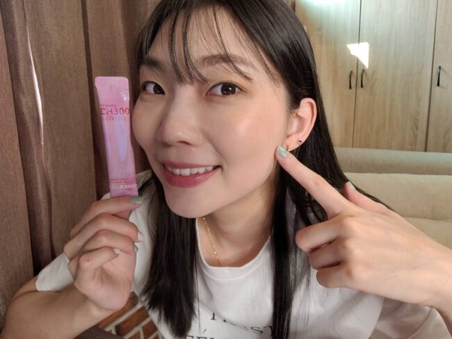 ✨DH300膠原蛋白胜肽-韓國獨家專利二胜肽✨100%魚類來源🐟膠原蛋白胜肽,PO˙OG含量高達50%❗️❗️✅透明公開膠原蛋白分子量300Da🤩✅日本Oricera®玄米神經醯胺,10%高濃度,每包12mg足量添加✅膠原合成關鍵▶️93%高濃度天然維生素C,告別化學合成,100%天然非基改✅穀胱甘肽益生菌-透亮光采,兼具抗氧化作用✅山竹果抽取物淡淡檸檬清新風味,告別膠原蛋白動物腥味!無香料、無色素,每包只有15.4卡,輕卡無負擔!青春美麗多感合一,綻放你的女神光~♥