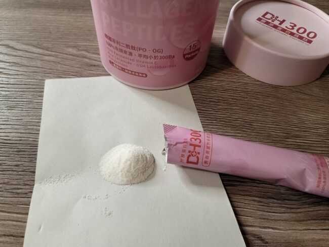 ✨DH300膠原蛋白胜肽-韓國獨家專利二胜肽✨100%魚類來源🐟膠原蛋白胜肽,PO˙OG含量高達50%❗️❗️✅透明公開膠原蛋白分子量300Da🤩✅日本Oricera®玄米神經醯胺,10%高濃度,每包12mg足量添加✅膠原合成關鍵▶️93%高濃度天然維生素C,告別化學合成,100%天然非基改✅穀胱甘肽益生菌-透亮光采,兼具抗氧化作用✅山竹果抽取物淡淡檸檬清新風味,告別膠原蛋白動物腥味!無香料、無色素,每包只有15.4卡,輕卡無負擔!青春美麗多感合一,綻放你的女神光~♥