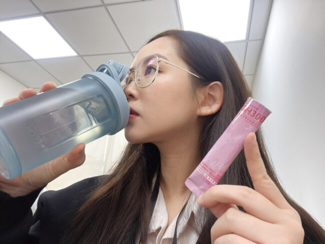 ✨DH300膠原蛋白胜肽-韓國獨家專利二胜肽✨100%魚類來源🐟膠原蛋白胜肽，PO˙OG含量高達50%❗️❗️✅透明公開膠原蛋白分子量300Da🤩✅日本Oricera®玄米神經醯胺，10%高濃度，每包12mg足量添加✅膠原合成關鍵▶️93%高濃度天然維生素C，告別化學合成，100%天然非基改✅穀胱甘肽益生菌-透亮光采，兼具抗氧化作用✅山竹果抽取物淡淡檸檬清新風味，告別膠原蛋白動物腥味！無香料、無色素，每包只有15.4卡，輕卡無負擔！青春美麗多感合一，綻放你的女神光～♥