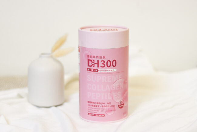 ✨DH300膠原蛋白胜肽-韓國獨家專利二胜肽✨100%魚類來源🐟膠原蛋白胜肽，PO˙OG含量高達50%❗️❗️✅透明公開膠原蛋白分子量300Da🤩✅日本Oricera®玄米神經醯胺，10%高濃度，每包12mg足量添加✅膠原合成關鍵▶️93%高濃度天然維生素C，告別化學合成，100%天然非基改✅穀胱甘肽益生菌-透亮光采，兼具抗氧化作用✅山竹果抽取物淡淡檸檬清新風味，告別膠原蛋白動物腥味！無香料、無色素，每包只有15.4卡，輕卡無負擔！青春美麗多感合一，綻放你的女神光～♥