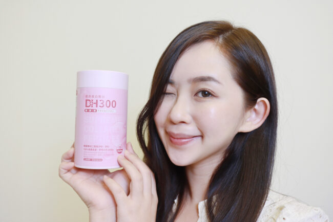 ✨DH300膠原蛋白胜肽-韓國獨家專利二胜肽✨100%魚類來源🐟膠原蛋白胜肽，PO˙OG含量高達50%❗️❗️✅透明公開膠原蛋白分子量300Da🤩✅日本Oricera®玄米神經醯胺，10%高濃度，每包12mg足量添加✅膠原合成關鍵▶️93%高濃度天然維生素C，告別化學合成，100%天然非基改✅穀胱甘肽益生菌-透亮光采，兼具抗氧化作用✅山竹果抽取物淡淡檸檬清新風味，告別膠原蛋白動物腥味！無香料、無色素，每包只有15.4卡，輕卡無負擔！青春美麗多感合一，綻放你的女神光～♥