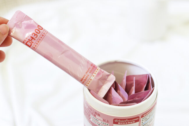 ✨DH300膠原蛋白胜肽-韓國獨家專利二胜肽✨100%魚類來源🐟膠原蛋白胜肽，PO˙OG含量高達50%❗️❗️✅透明公開膠原蛋白分子量300Da🤩✅日本Oricera®玄米神經醯胺，10%高濃度，每包12mg足量添加✅膠原合成關鍵▶️93%高濃度天然維生素C，告別化學合成，100%天然非基改✅穀胱甘肽益生菌-透亮光采，兼具抗氧化作用✅山竹果抽取物淡淡檸檬清新風味，告別膠原蛋白動物腥味！無香料、無色素，每包只有15.4卡，輕卡無負擔！青春美麗多感合一，綻放你的女神光～♥