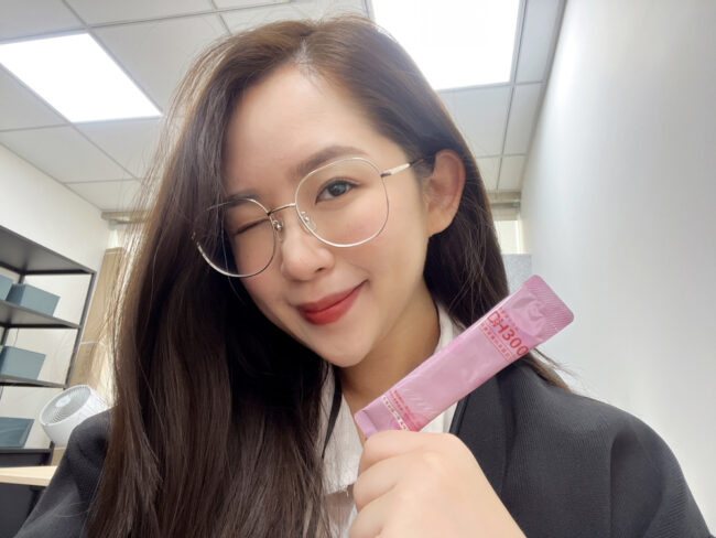 ✨DH300膠原蛋白胜肽-韓國獨家專利二胜肽✨100%魚類來源🐟膠原蛋白胜肽，PO˙OG含量高達50%❗️❗️✅透明公開膠原蛋白分子量300Da🤩✅日本Oricera®玄米神經醯胺，10%高濃度，每包12mg足量添加✅膠原合成關鍵▶️93%高濃度天然維生素C，告別化學合成，100%天然非基改✅穀胱甘肽益生菌-透亮光采，兼具抗氧化作用✅山竹果抽取物淡淡檸檬清新風味，告別膠原蛋白動物腥味！無香料、無色素，每包只有15.4卡，輕卡無負擔！青春美麗多感合一，綻放你的女神光～♥