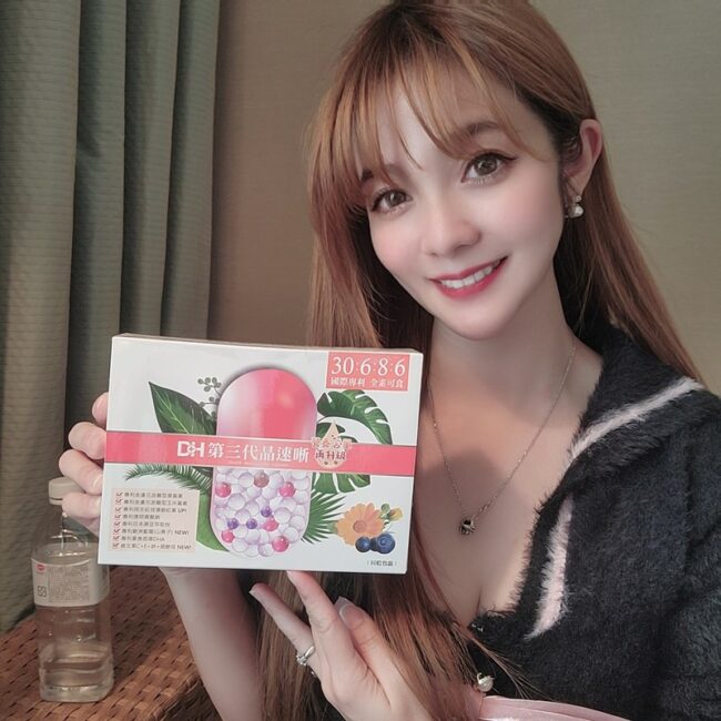 ✨第三代晶速晰-晶亮成分高補給✨長時間使用3C，讓你數位疲勞了嗎❓採用美國臨床葉黃素與玉米黃素黃金比例10:2 ，游離型雙專利好吸收，2粒達30mg : 6mg高補給劑量✅雨生紅球藻蝦紅素，業界高含量8mg❗️✅日本95%高純度透明質酸鈉💦✅雙重花青素-日本專利黑豆x歐洲專利藍莓✅專利素食微藻DHA✅維生素C +維生素E +鋅+硒酵母。全方位的晶亮水潤配方，適合全家大小，給您清晰透徹精彩生活❗️