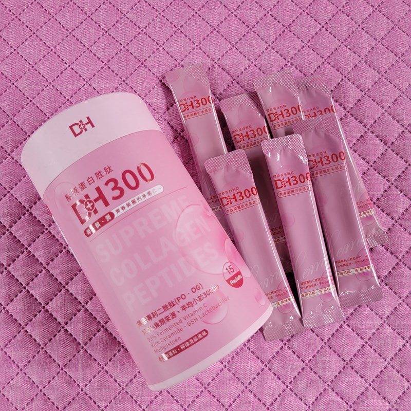 ✨DH300膠原蛋白胜肽-韓國獨家專利二胜肽✨100%魚類來源🐟膠原蛋白胜肽，PO˙OG含量高達50%❗❗✅透明公開膠原蛋白分子量300Da🤩✅日本Oricera®玄米神經醯胺，10%高濃度，每包12mg足量添加✅膠原合成關鍵▶93%高濃度天然維生素C，告別化學合成，100%天然非基改✅穀胱甘肽益生菌-透亮光采，兼具抗氧化作用✅山竹果抽取物淡淡檸檬清新風味，告別膠原蛋白動物腥味！無香料、無色素，每包只有15.4卡，輕卡無負擔！青春美麗多感合一，綻放你的女神光～♥