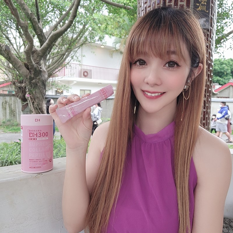 ✨DH300膠原蛋白胜肽-韓國獨家專利二胜肽✨100%魚類來源🐟膠原蛋白胜肽，PO˙OG含量高達50%❗❗✅透明公開膠原蛋白分子量300Da🤩✅日本Oricera®玄米神經醯胺，10%高濃度，每包12mg足量添加✅膠原合成關鍵▶93%高濃度天然維生素C，告別化學合成，100%天然非基改✅穀胱甘肽益生菌-透亮光采，兼具抗氧化作用✅山竹果抽取物淡淡檸檬清新風味，告別膠原蛋白動物腥味！無香料、無色素，每包只有15.4卡，輕卡無負擔！青春美麗多感合一，綻放你的女神光～♥