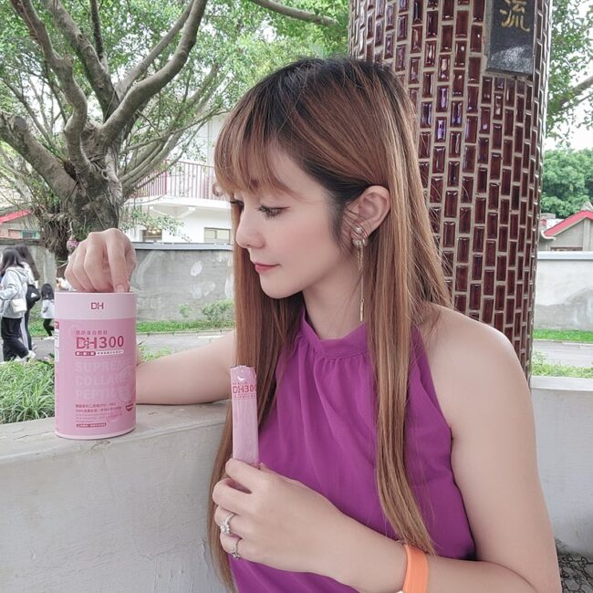 ✨DH300膠原蛋白胜肽-韓國獨家專利二胜肽✨100%魚類來源🐟膠原蛋白胜肽，PO˙OG含量高達50%❗️❗️✅透明公開膠原蛋白分子量300Da🤩✅日本Oricera®玄米神經醯胺，10%高濃度，每包12mg足量添加✅膠原合成關鍵▶️93%高濃度天然維生素C，告別化學合成，100%天然非基改✅穀胱甘肽益生菌-透亮光采，兼具抗氧化作用✅山竹果抽取物淡淡檸檬清新風味，告別膠原蛋白動物腥味！無香料、無色素，每包只有15.4卡，輕卡無負擔！青春美麗多感合一，綻放你的女神光～♥