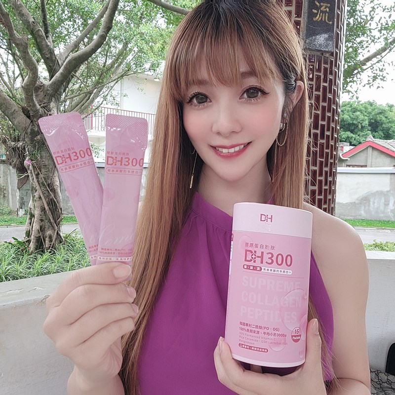✨DH300膠原蛋白胜肽-韓國獨家專利二胜肽✨100%魚類來源🐟膠原蛋白胜肽，PO˙OG含量高達50%❗❗✅透明公開膠原蛋白分子量300Da🤩✅日本Oricera®玄米神經醯胺，10%高濃度，每包12mg足量添加✅膠原合成關鍵▶93%高濃度天然維生素C，告別化學合成，100%天然非基改✅穀胱甘肽益生菌-透亮光采，兼具抗氧化作用✅山竹果抽取物淡淡檸檬清新風味，告別膠原蛋白動物腥味！無香料、無色素，每包只有15.4卡，輕卡無負擔！青春美麗多感合一，綻放你的女神光～♥