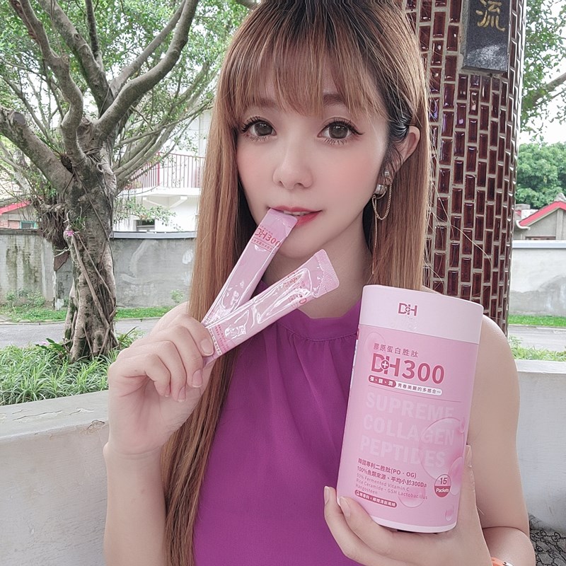 ✨DH300膠原蛋白胜肽-韓國獨家專利二胜肽✨100%魚類來源🐟膠原蛋白胜肽，PO˙OG含量高達50%❗❗✅透明公開膠原蛋白分子量300Da🤩✅日本Oricera®玄米神經醯胺，10%高濃度，每包12mg足量添加✅膠原合成關鍵▶93%高濃度天然維生素C，告別化學合成，100%天然非基改✅穀胱甘肽益生菌-透亮光采，兼具抗氧化作用✅山竹果抽取物淡淡檸檬清新風味，告別膠原蛋白動物腥味！無香料、無色素，每包只有15.4卡，輕卡無負擔！青春美麗多感合一，綻放你的女神光～♥