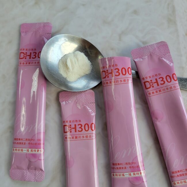 ✨DH300膠原蛋白胜肽-韓國獨家專利二胜肽✨100%魚類來源🐟膠原蛋白胜肽，PO˙OG含量高達50%❗️❗️✅透明公開膠原蛋白分子量300Da🤩✅日本Oricera®玄米神經醯胺，10%高濃度，每包12mg足量添加✅膠原合成關鍵▶️93%高濃度天然維生素C，告別化學合成，100%天然非基改✅穀胱甘肽益生菌-透亮光采，兼具抗氧化作用✅山竹果抽取物淡淡檸檬清新風味，告別膠原蛋白動物腥味！無香料、無色素，每包只有15.4卡，輕卡無負擔！青春美麗多感合一，綻放你的女神光～♥