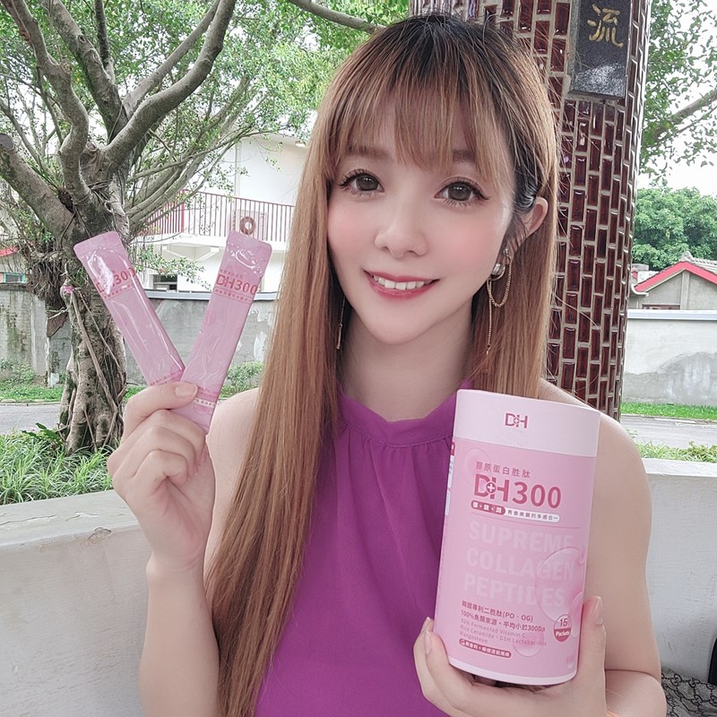✨DH300膠原蛋白胜肽-韓國獨家專利二胜肽✨100%魚類來源🐟膠原蛋白胜肽，PO˙OG含量高達50%❗❗✅透明公開膠原蛋白分子量300Da🤩✅日本Oricera®玄米神經醯胺，10%高濃度，每包12mg足量添加✅膠原合成關鍵▶93%高濃度天然維生素C，告別化學合成，100%天然非基改✅穀胱甘肽益生菌-透亮光采，兼具抗氧化作用✅山竹果抽取物淡淡檸檬清新風味，告別膠原蛋白動物腥味！無香料、無色素，每包只有15.4卡，輕卡無負擔！青春美麗多感合一，綻放你的女神光～♥