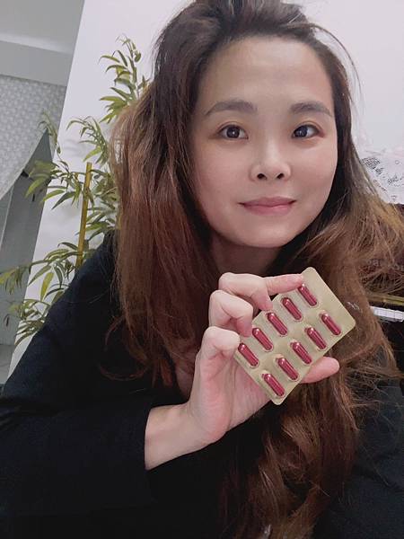 ✨第三代晶速晰-晶亮成分高補給✨長時間使用3C，讓你數位疲勞了嗎❓採用美國臨床葉黃素與玉米黃素黃金比例10:2 ，游離型雙專利好吸收，2粒達30mg : 6mg高補給劑量✅雨生紅球藻蝦紅素，業界高含量8mg❗✅日本95%高純度透明質酸鈉💦✅雙重花青素-日本專利黑豆x歐洲專利藍莓✅專利素食微藻DHA✅維生素C +維生素E +鋅+硒酵母。全方位的晶亮水潤配方，適合全家大小，給您清晰透徹精彩生活❗