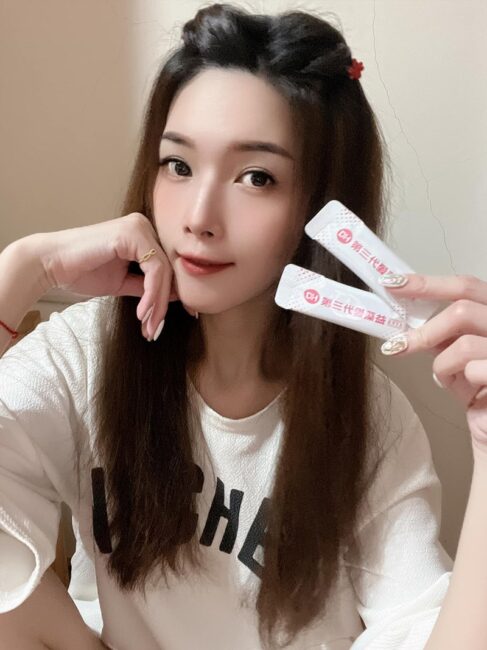 ✨第三代愛藻益-三重防護✨第➊重-築起防護牆-改變細菌叢生態🛡✅五項專利八株益生菌✅五項專利益生質第➋重-增強體力🌞✅陽光維生素D3，2包含高單位800IU✅50項專利葡聚多醣體✅抗氧化-維生素C第❸重-滋補強身💪✅50項專利乳鐵蛋白✅專利初乳蛋白IgG 🥛✅專利燕窩胜肽 ⭐高單位800IU維生素D3 +C+益生菌配方，全家人健康維持的後盾，兒童吃也好安心❤️